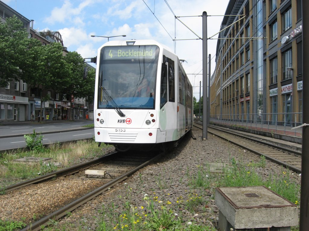 TW 5153 fhrt am 22. Juni 2007 mit einem weiteren unbekannten Fahrzeg vom Typ K5100 als Linie 4 Richtung Bocklemnd in die Haltestelle Wiener Platz ein.