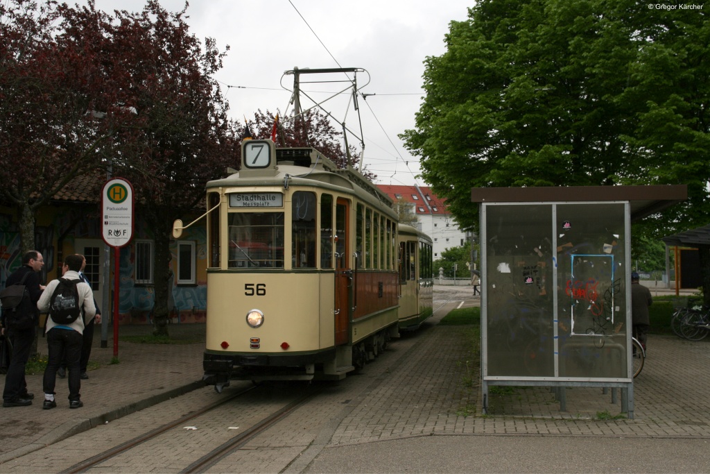 TW 56 mit Beiwagen 142 der Freunde der Freiburger Straenbahn an der Haltestelle Freiburg-Paduaallee. Aufgenommen am 04.05.2013.