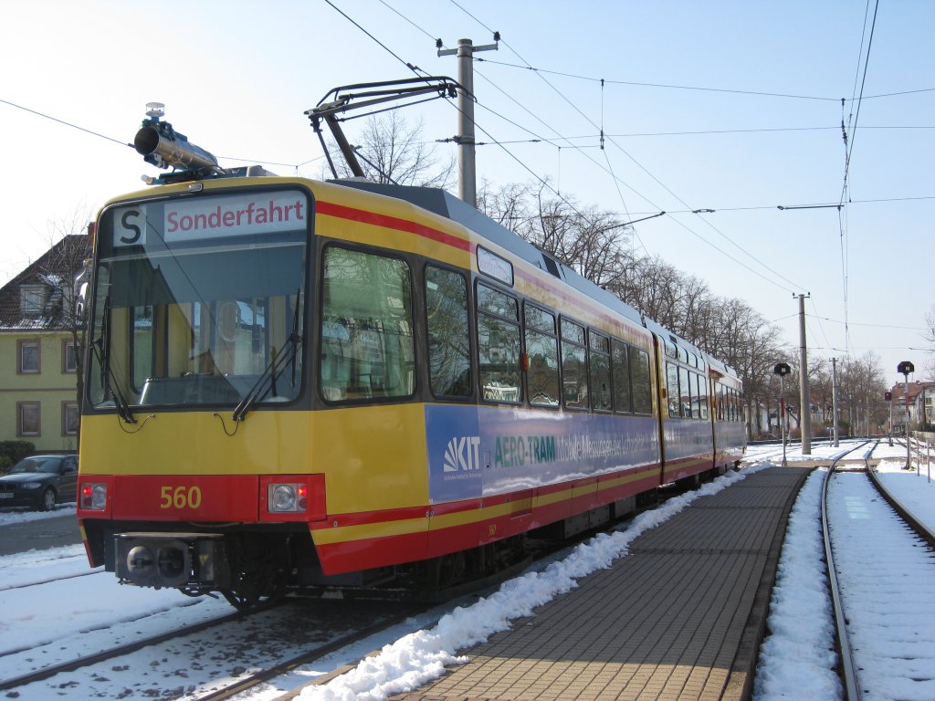 Tw 560 wo hier am Ettlinger Stadtbahnof am 07.03.2010 abgestellt ist und bei der Klte  zittern  muss. Dieser Tw besitzt ein ber dem Zielrollband Gert wo die Qualitt der Luft misst.