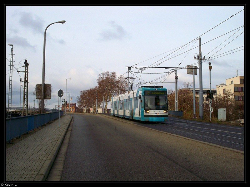 Tw 5617 erreicht in K�rze Mannheim Hbf. Aufgenommen am 12.12.2009