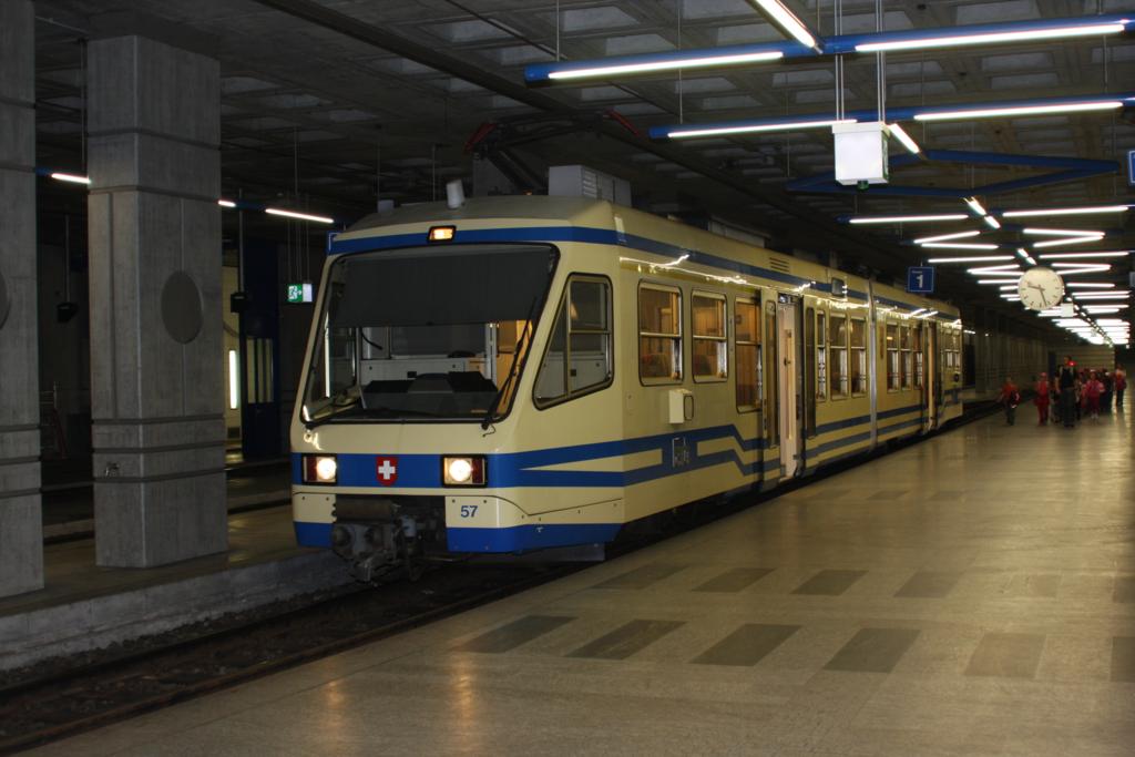 TW 57 der Centovallibahn ist am 19.5.2009 im unterirdisch angelegten Bahnhof
von Locarno angekommen und fhrt nun leer ins Depot.