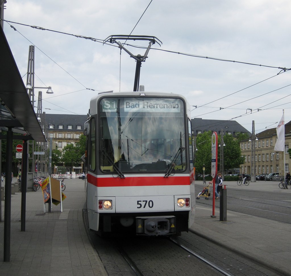 Tw 570 am 03.06.2010 als S1 von Hochstetten nach Bad Herrenalb. In Ettlingen Stadtbf wird sich noch Tw 501 dazugesellen um dan gemeinsam ins Albtal aufzubrechen. Der  ICE  fhrt nun auf den Hbf-Vorplatz Karlsruhe.