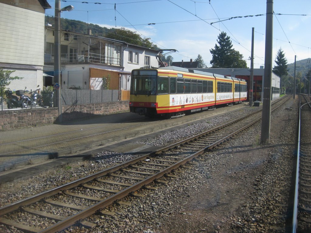 Tw 585 am 10.10.2010 auf einem der vielen Abstellgleise am Stadtbahnhof von Ettlingen. Die Aufnahme entstand aus dem hinteren Fenster des Tw 5??.