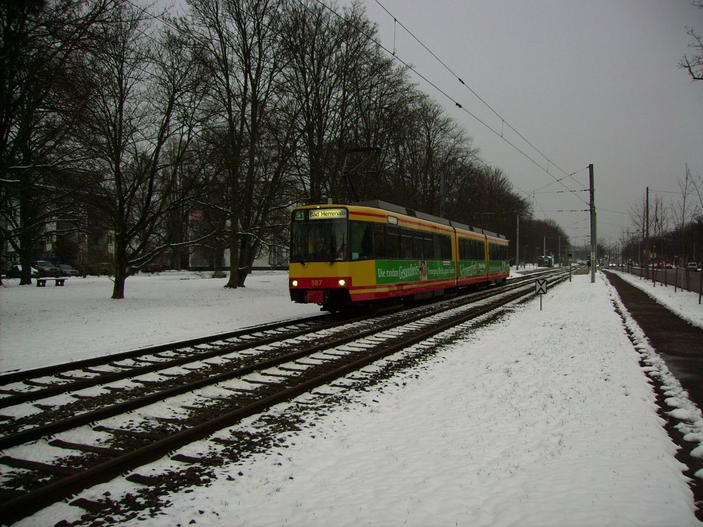 Tw 587 fhrt am Morgen des 19.01.2013 wieder dorthin wo ich gerade hergekommen bin.
Da es aufgrund der russischen Kaltluft auch im tiefen Rheintal Schnee gab, wurde die seltene Gunst der Stunde genutzt, um Straen- und Stadtbahnen in der selten mit Schnee verhllten Residenzstadt Kalrsruhe zu erlegen. Aufgenommen in Dammerstock.