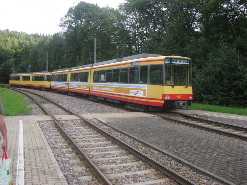 Tw 589 und Tw 586 (vorne) fuhren am 24.08.2010 von Karlsruhe nach Bad Herrenalb. Tw 589 wurde in Ettlingen dazugeh�ngt. Das Duo f�hrt gerade Marxzell aus.