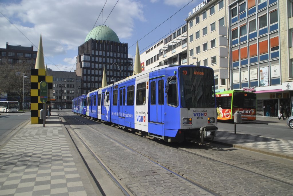 TW 6000 Stadtbahnzug auf der Linie 10 nach Ahlem an der Haltestelle Steintor/Hannover am 08.04.2012.