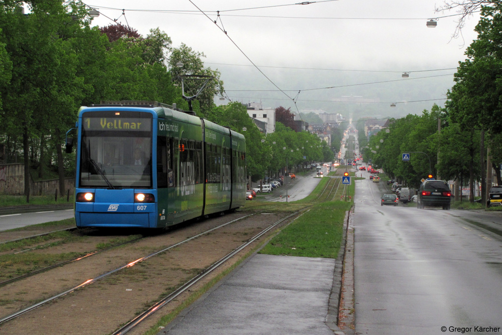 TW 607 auf dem Weg nach Vellmar bei der Einfahrt in der Haltestelle Kassel Murhardstrae/Universitt. Aufgenommen am 05.05.2012.