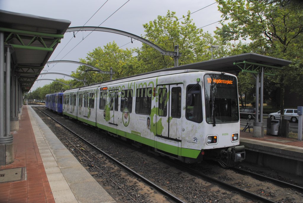 TW 6125 der �stra, am Stadtbahnenpunkt Ahlem. Aufnahme von 26.07.2010