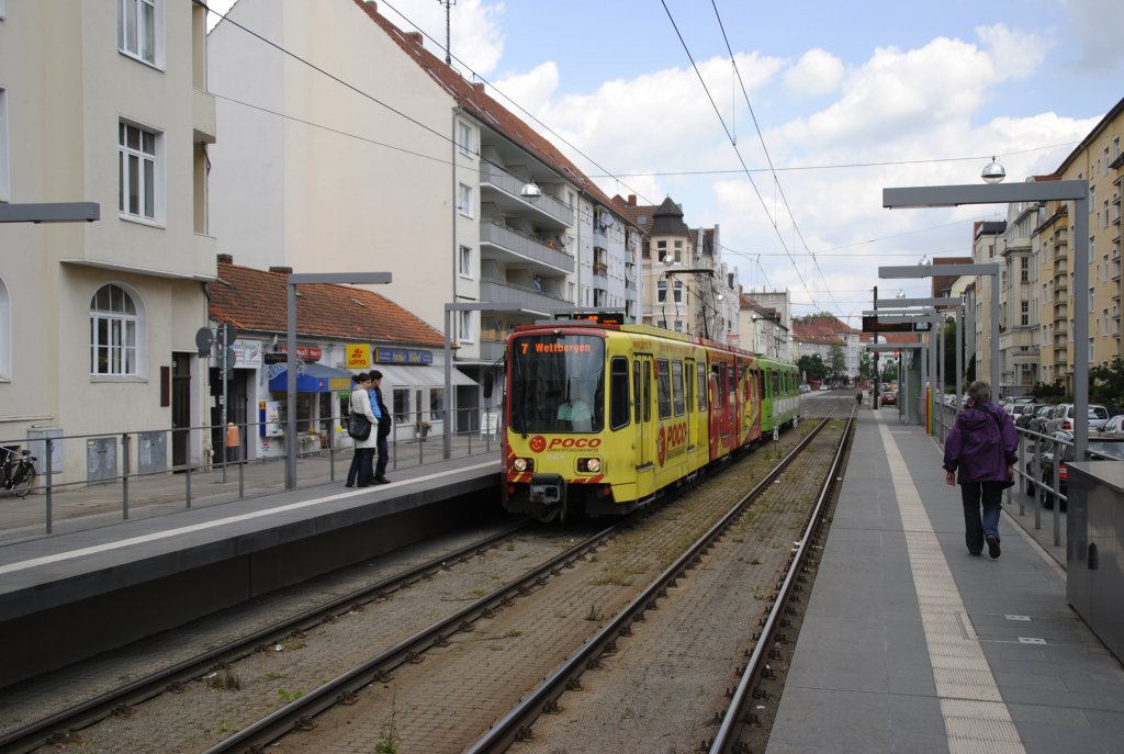 TW 6142, macht Werbung fr  Poco . Der Zug fuhr am 14.06.2010. in der Haltestelle  Lortzingstrae ein.