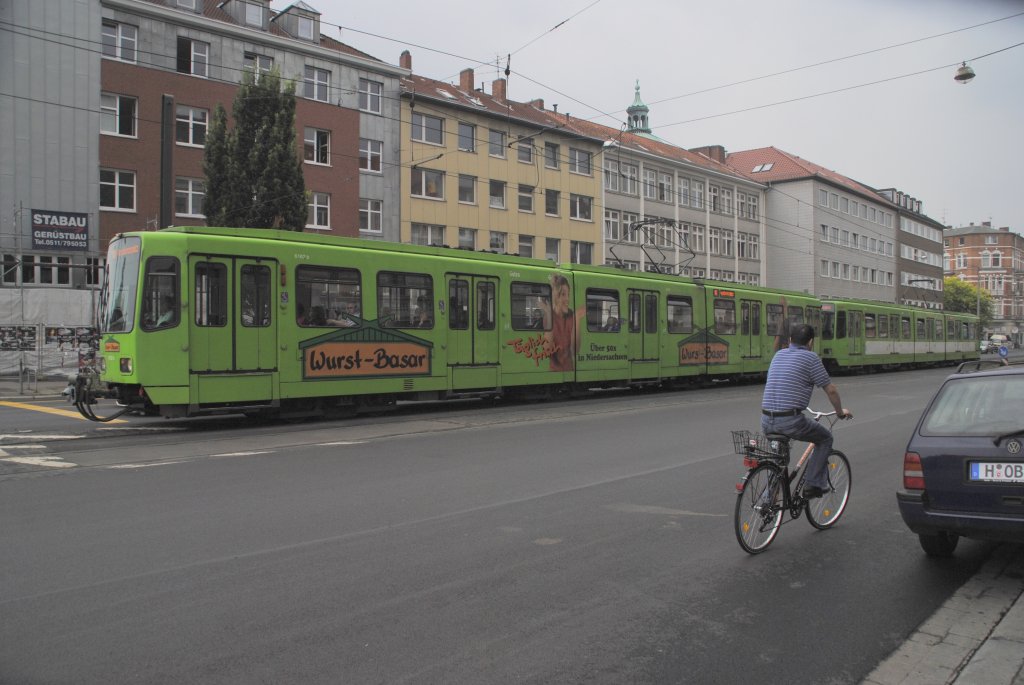 TW 6162 der �stra, macht Werbung f�r leckere Wurst, am 26.07.2010 in Hannover/Clevertor.