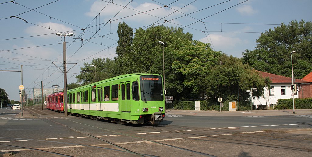 TW 6163 verlsst die Haltestelle  Allerweg/Hannover   in Richtung Waterloo am 07.06.2011.