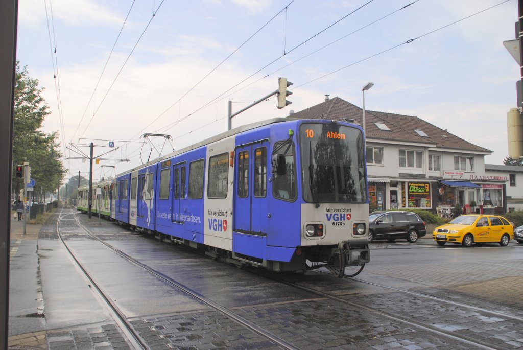 TW 6170 fhrt in das Kehrgleis am Stadtbahnenpunkt Ahlem am 26.07.2010 ein.