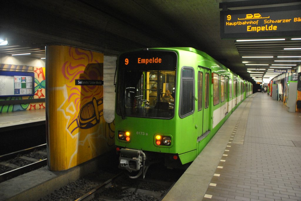 TW 6173, in der U-Bahnstation  Sedanstr./Lister Meile  in Hannover, am 31.10.10.