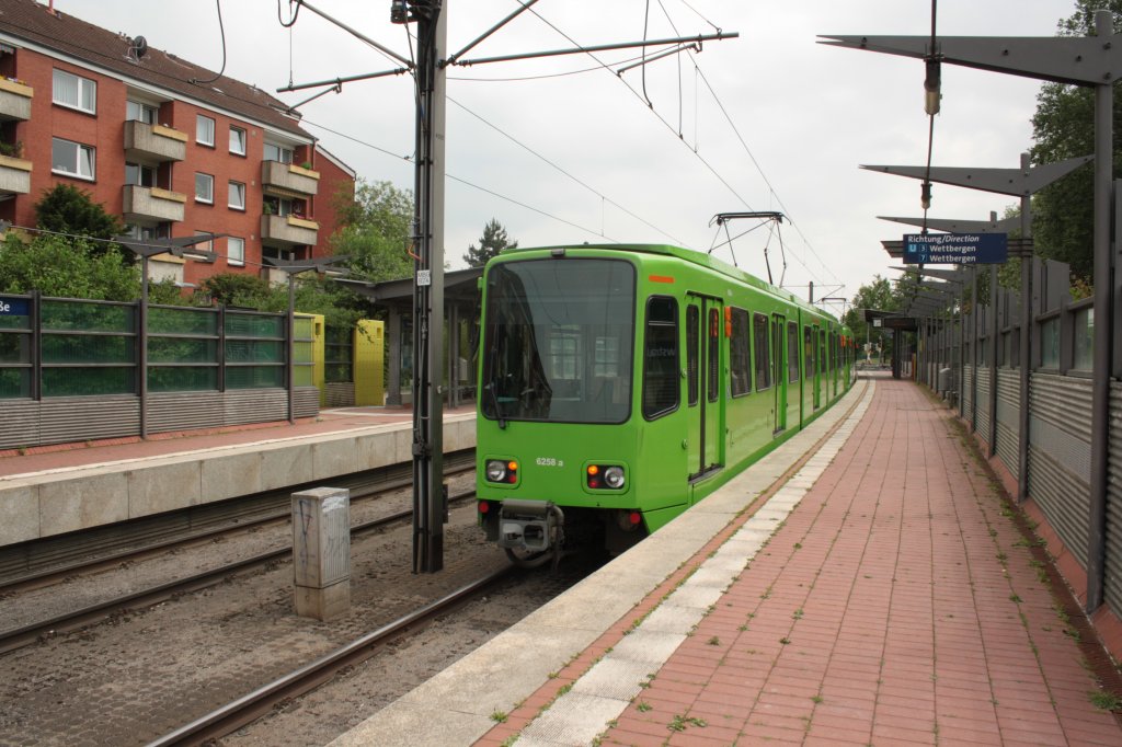 TW 6258 am 07.06.2011, in der Haltestelle  Tresckowstra�e .