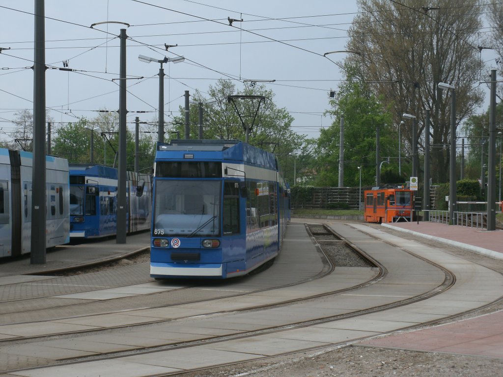 Tw 675 und 551,am 09.Mai 2013,im Rostocker Depot Hamburger Strae.Aufgenommen ber den Zaun.