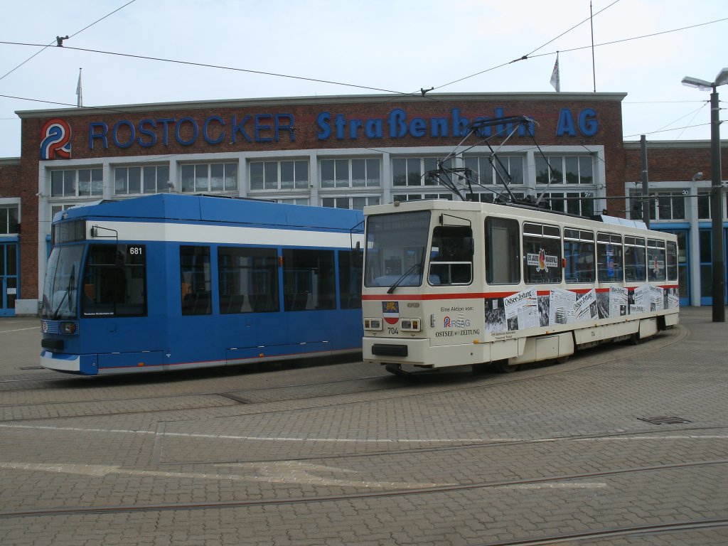 Tw 681 und 704 vor der Halle,am 09.Mai 2013,im Depot Rostock Hamburger Strae.Aufgenommen von der Strae aus.