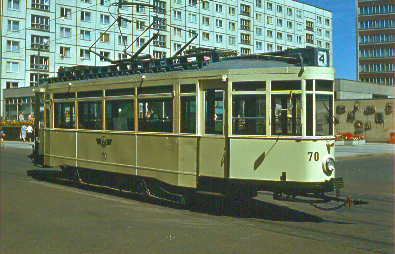 Tw 70 - Kleiner Hecht
Ausstellung auf dem Alten Markt (1977)
Als Aushilfsfahrer (1966 - 1970) beim Betriebshof Westring durfte ich ihn oft fahren .