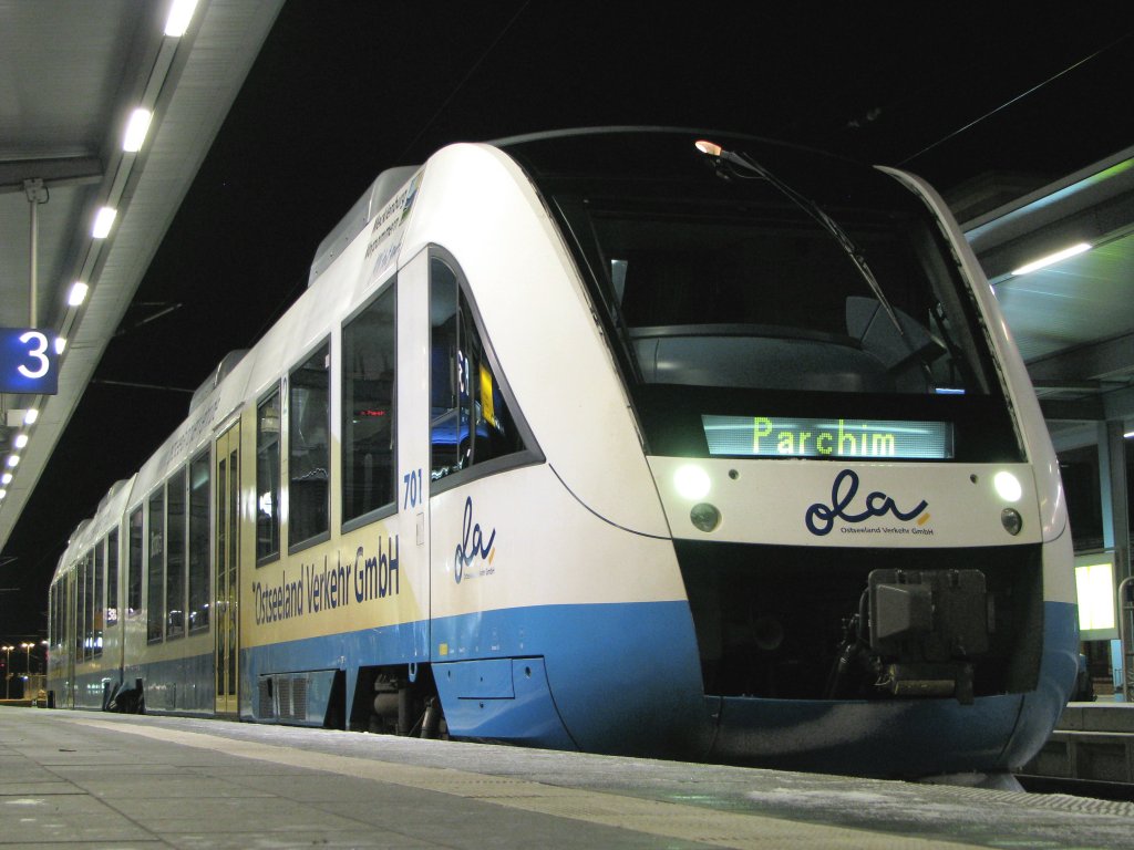 Tw 701 der OLA Im Bahnhof von Schwerin HBF auf dem Weg nach Parchim in den Abendstunden.