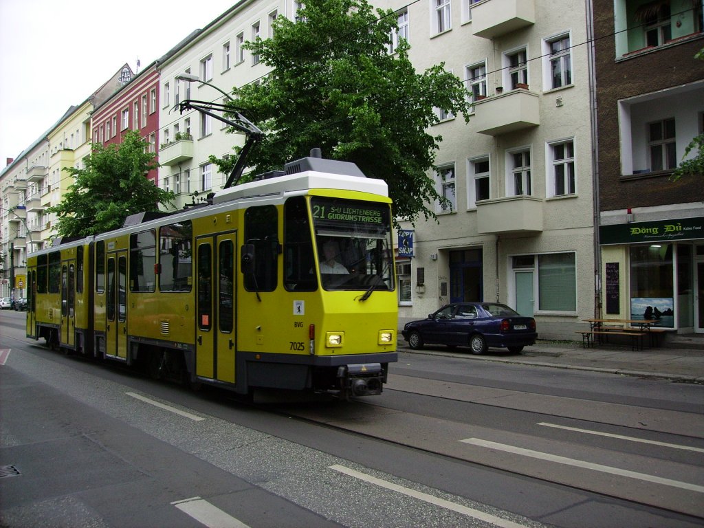 Tw 7025 der BVG ist im Sommer 2009 in Berlin Friedrichshain auf der Linie 21 in Richtung Lichtenberg unterwegs.
