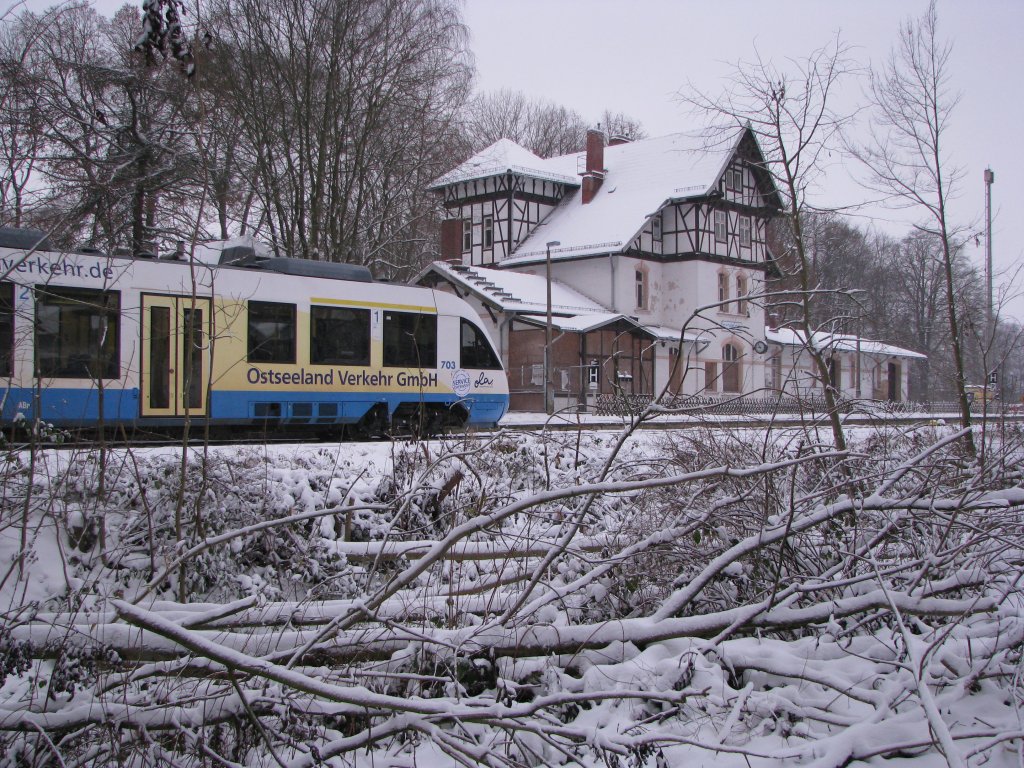  TW 703 der Ostseeland Verkehr GmbH im verscheiten Bahnhof von Gadebusch.