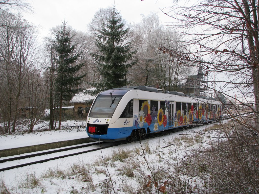TW 706 der Ostseeland Verkehr GmbH wartet im Bahnhof von  Gadebusch auf Fahrgste in Richtung Schwerin Hbf am 09.12.2010