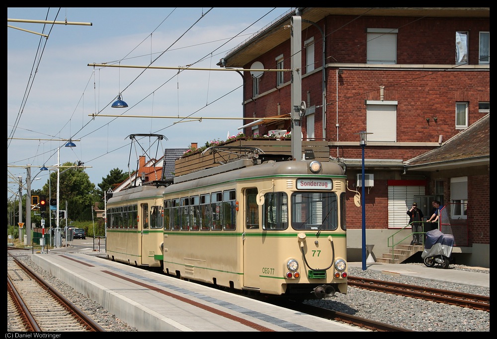 Tw 71 mit Tw 77 stehen am 02. Juni 2011 auf Gleis 3 des Edinger Bahnhofes.
