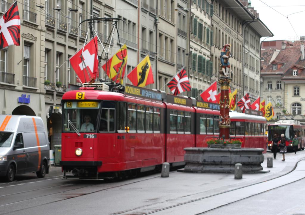TW 716 ist ein Altbau Gliedertriebwagen, der hier mit Anhnger die 
Marktgasse in der schweizer Hauptstadt Bern am 18.5.2009 durchfhrt.
