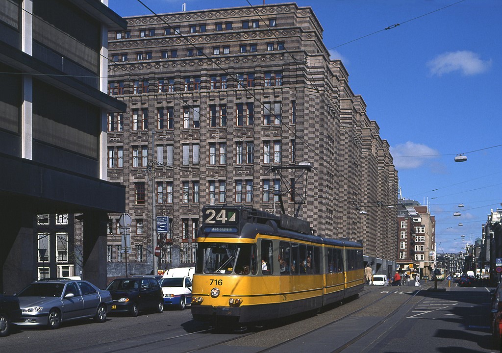 Tw 716 berquert die Keizersgracht im Verlauf der Vijzel Straat, 07.04.2000.