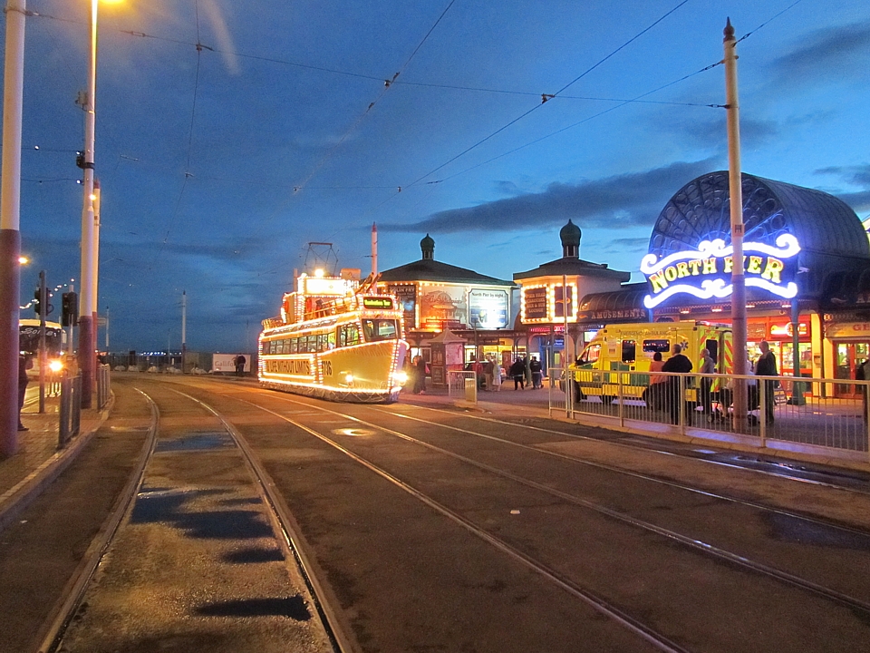 Tw 736  Frigate  er�ffnet die in der Sommersaison allabendlich stattfindende Illumination. North Pier, 07.09.2010.