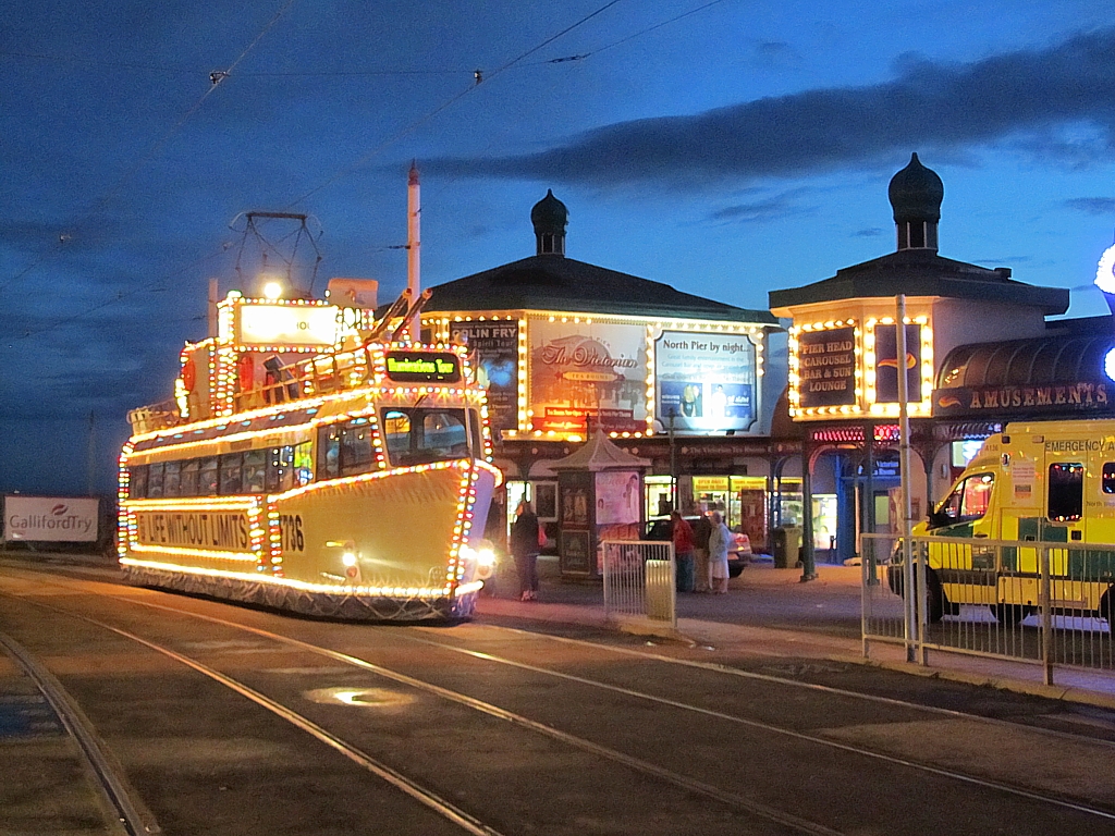 Tw 736  Frigate  er�ffnet die in der Sommersaison allabendlich stattfindende Illumination. North Pier, 07.09.2010.