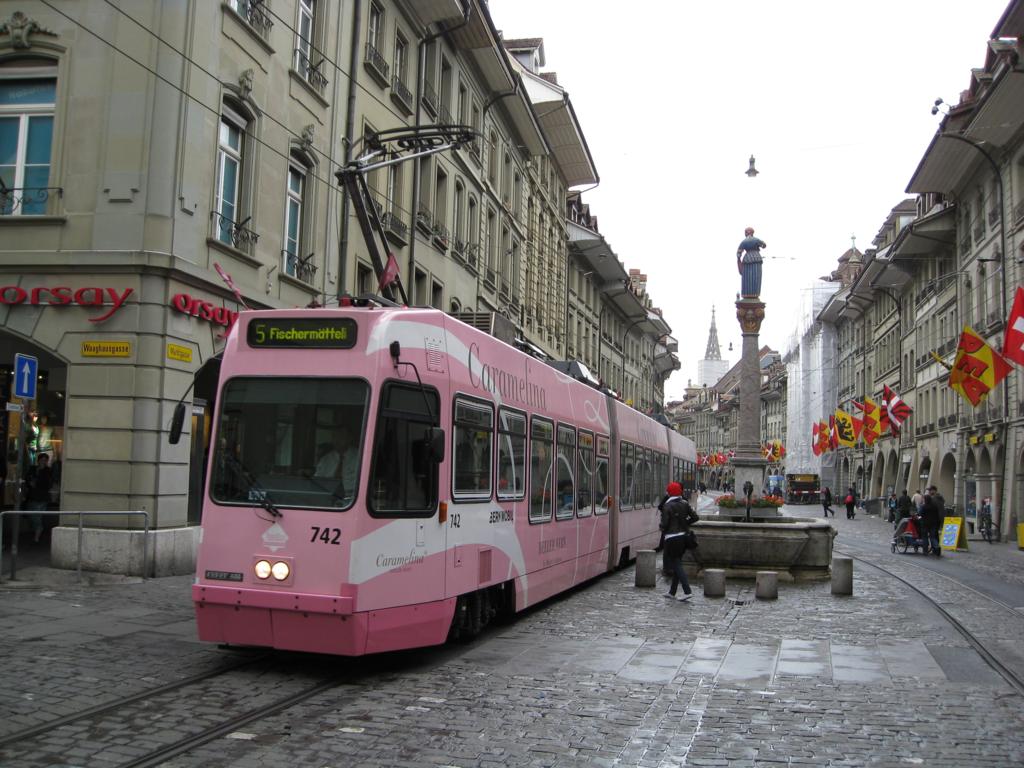 TW 742 ist am 18.5.2009 auf der Linie 5 in der Marktgasse in Bern unterwegs.