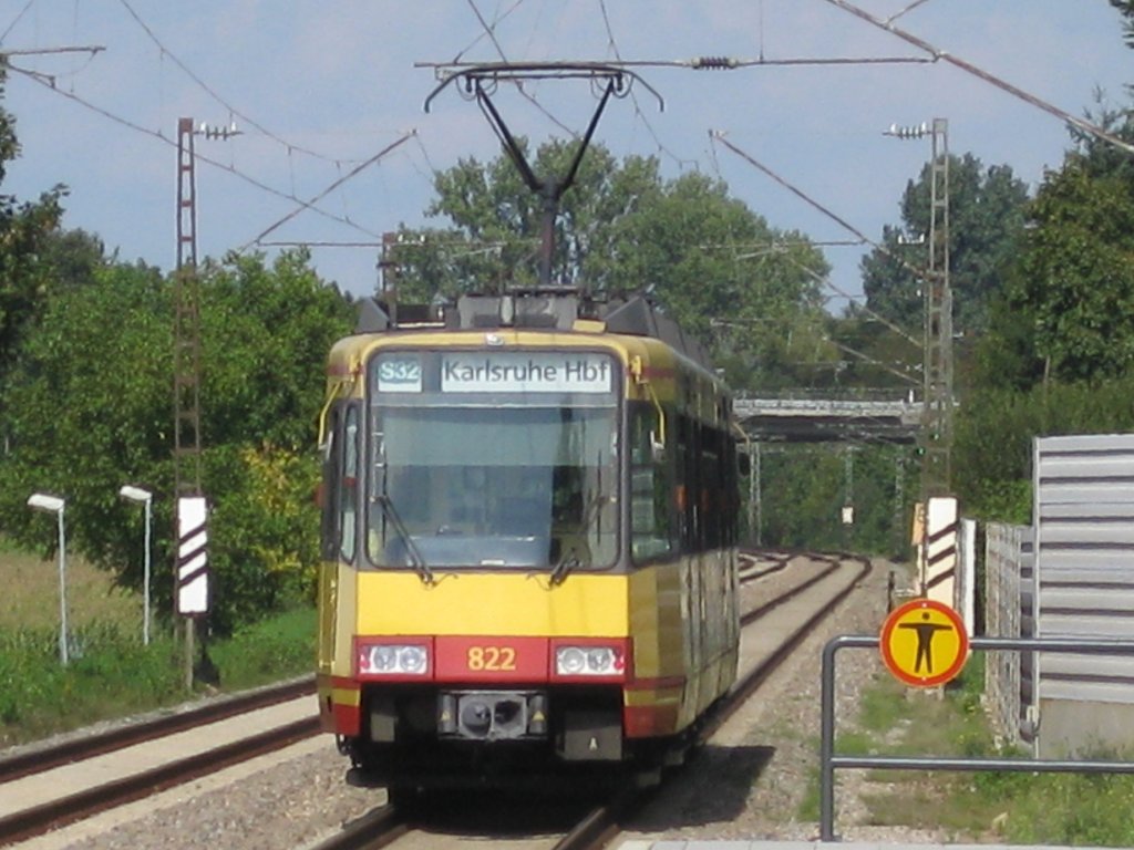 Tw 822 fuhr am 05.09.2010 als S32 nach Karlsruhe Hbf. Er hatte gerade den Bahnhof von Bruchhausen (b Ettlingen) verlassen.