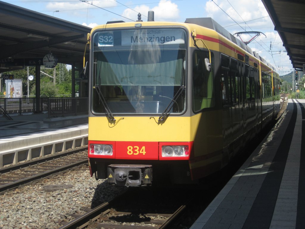 Tw 834 am 24.06.2011 als S32 von Karlsruhe nach Bruchsal-Menzingen. Er f�hrt zur Zeit den Bahnhof Karlsruhe-Durlach aus.