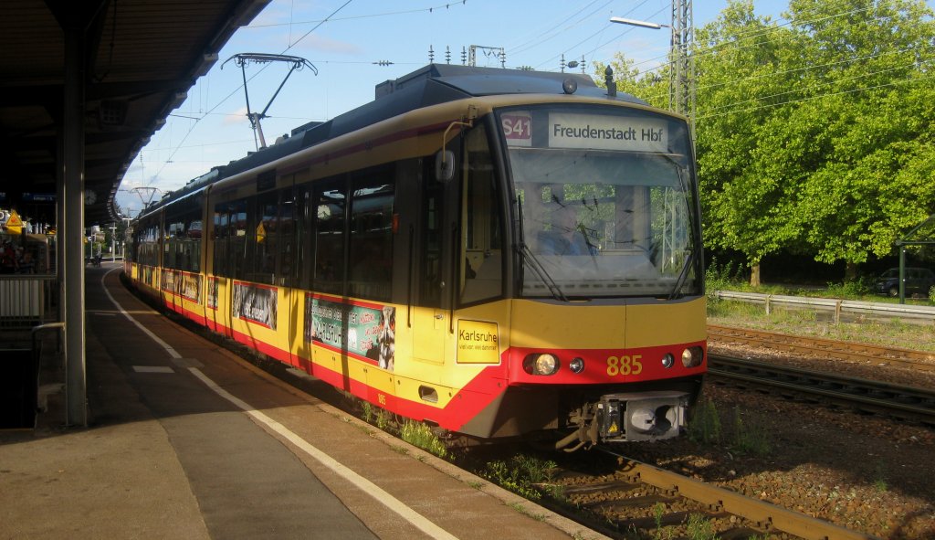 Tw 885 und hinten dran Tw 858 als S41 von Karlsruhe nach Eutingen im Gu. Das Gespann macht nun Station im Bf Rastatt und wartet noch auf den entgegenkommenden Murgtal-Rad-Express. Rastatt Bf, 14.08.2011.