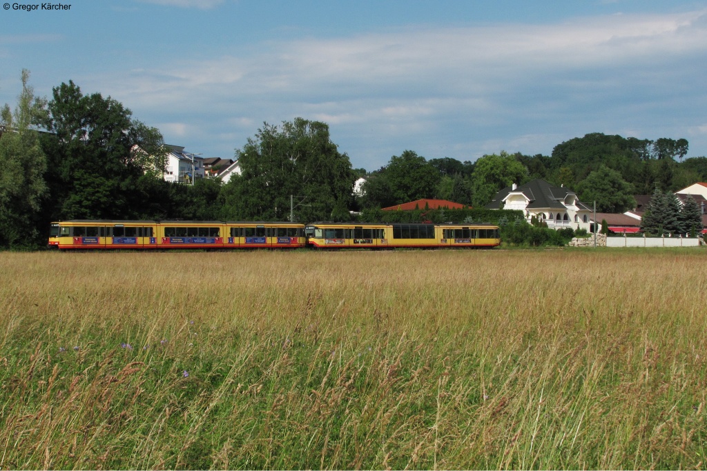 TW 885  Karlsruher Zoo  und TW 832  Wegschauen ist keine Lsung  als S32 Richtung Menzingen bei Oberwisheim. Aufgenommen am 16.06.2012.
