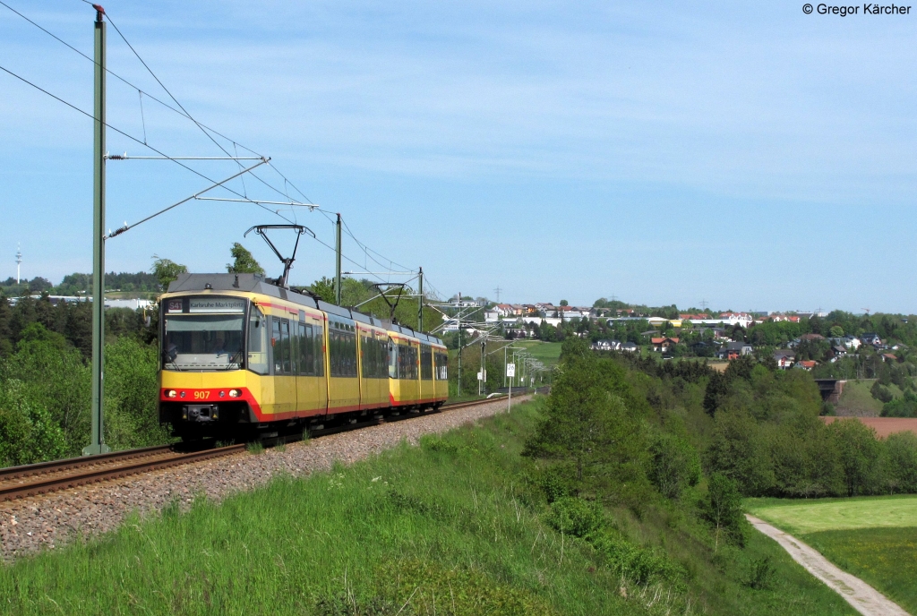 TW 907 und 902 kurz vor dem stillgelegten Haltepunkt Freudenstadt-Grntal. Rechts im Hintergrund der Kbelbachviadukt und davor der Stockerbachviadukt. Aufgenommen am 17.05.2012 bei Freudenstadt-Grntal.