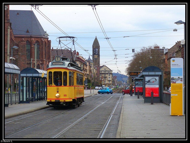 Tw 95 fhrt in die Haltestelle Durlacher Tor ein. Aufgenommen am 29.11.2009