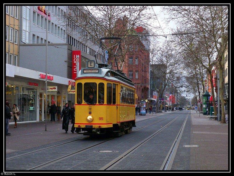 Tw 95 in der Kaiserstrae zwischen Europaplatz und Herrenstrae. Aufgenommen am 13.12.2009