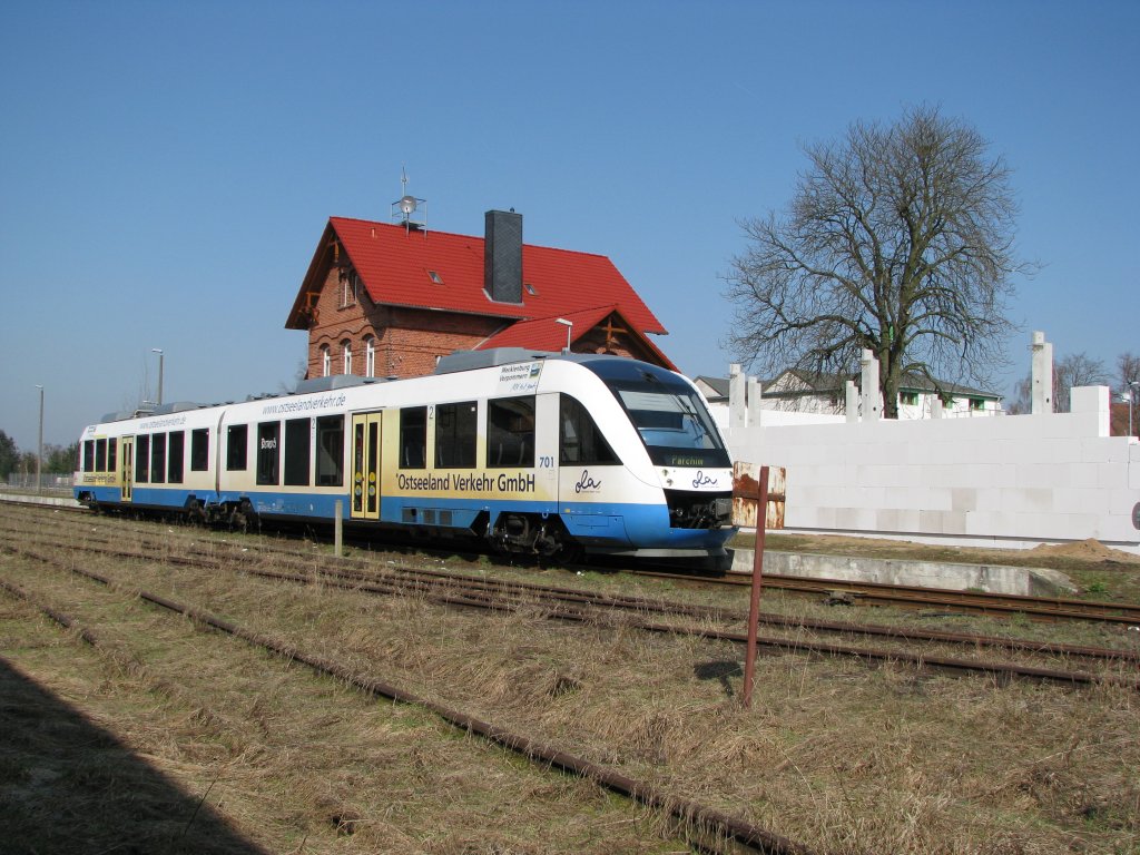 TW Lint VT 701 in Rehna der OLA an der Strecke Rehna -Schwerin-Parchim. An dem historischen Empfangsgebude wird gerade neben an ein Getrnkemarkt gebaut. Aufgenommen am 25.03.2010