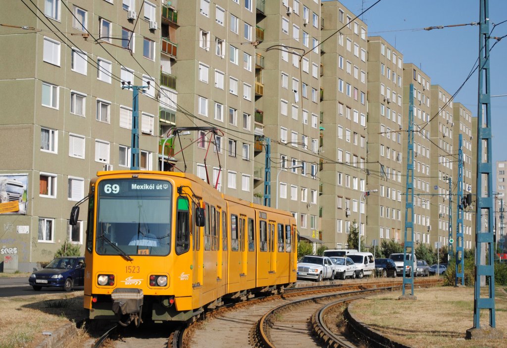 Tw.1523 (ex.Hannover) biegt von der Paskomliget ut. in die Bankut ut. ein.(07.08.2013)