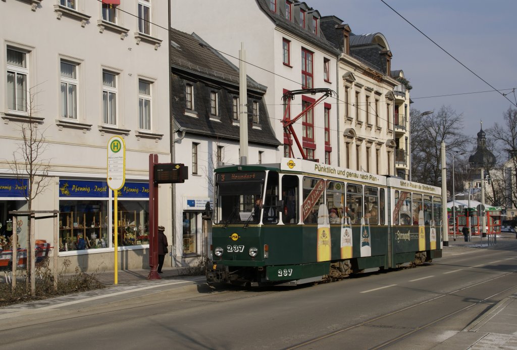 Tw237 an der Haltestelle Hans-Lwel-Platz , Richtung Neundorf unterwegs. Aufgenommen 21.02.2011