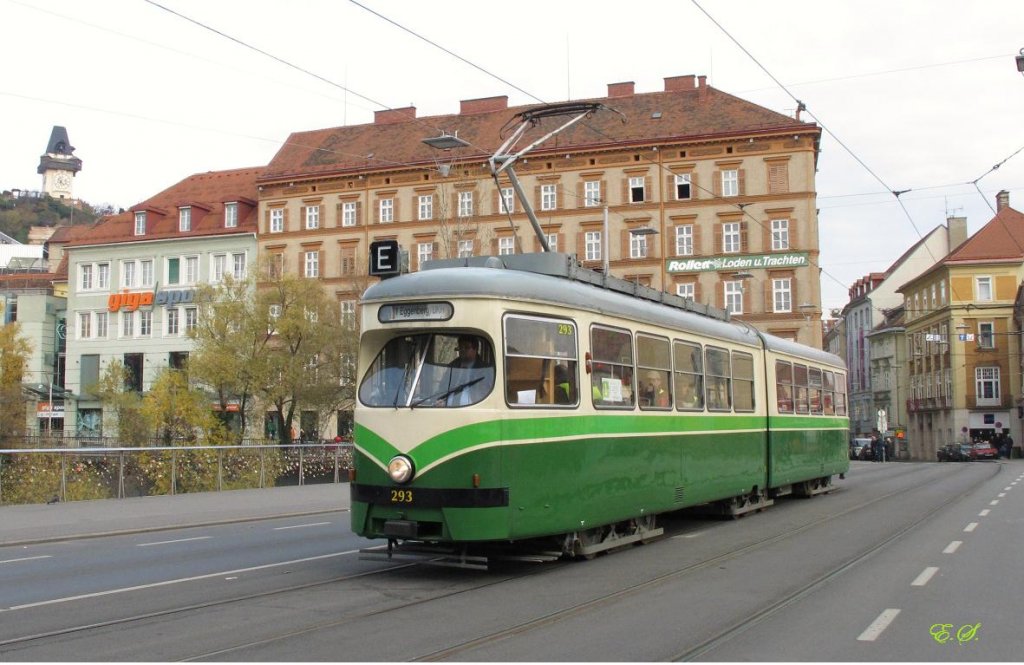 Tw.293 (ex.Wien 4706) im Rahmen einer Fotosonderfahrt auf der Hauptbrcke,links oben kann man das Wahrzeichen von Graz,den Uhrturm erkennen.(18.11.2012)