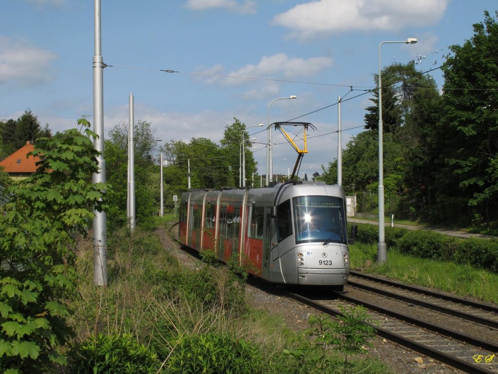 Tw.9123 der Type 14T in der Trojska ul.(17.05.2012)