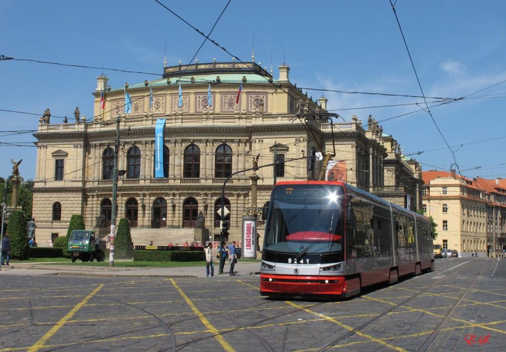 Tw.9241 der Type 15T vor dem Rudolfineum im Zentrum Prags.(19.05.2012)