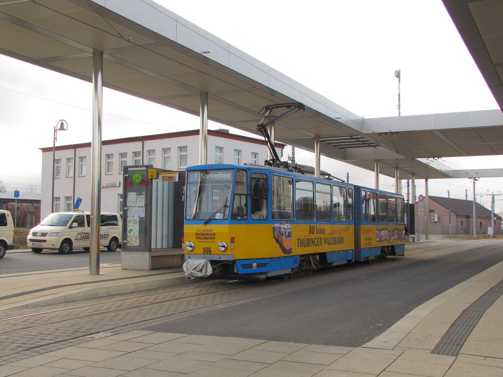TWSB 306 als Linie 1 (Hauptbahnhof – Kreiskrankenhaus) an der Haltestelle am Hauptbahnhof in Gotha; 28.12.2011