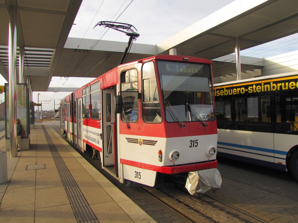 TWSB 315 als Linie 4 nach Tabarz, an der Haltestelle Hauptbahnhof in Gotha; 28.12.2011