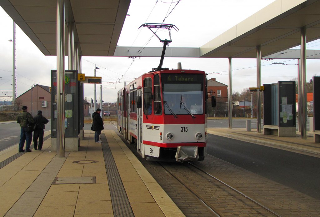 TWSB 315 als Linie 4 (Hauptbahnhof – Tabarz) am Bahnhosvorplatz in Gotha.