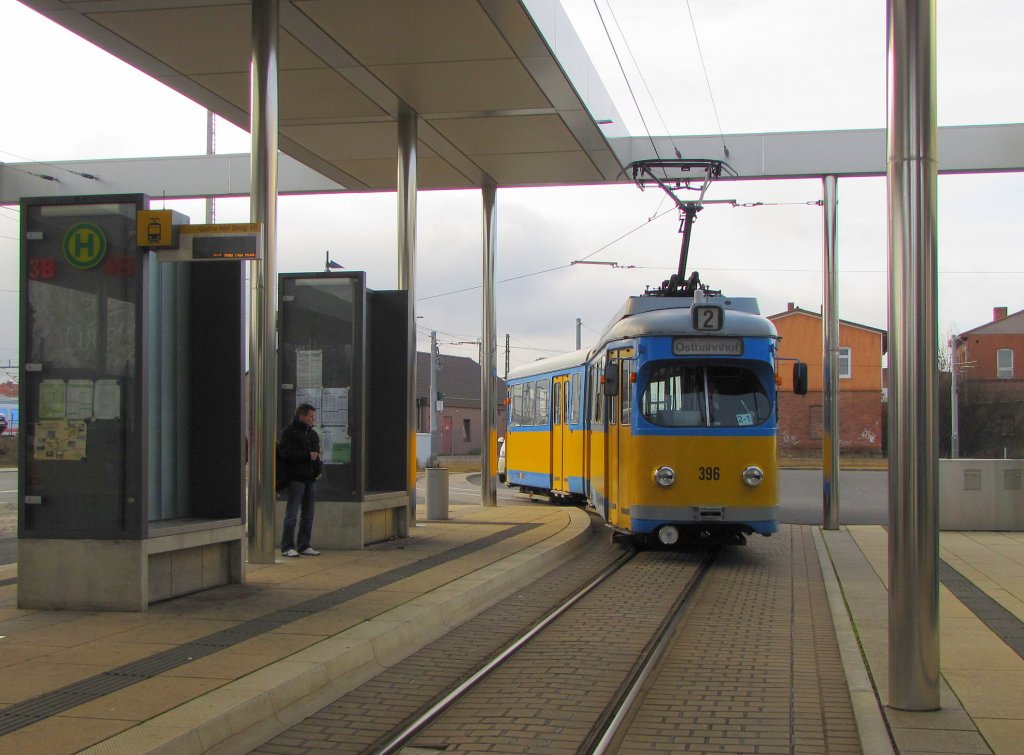 TWSB 396 als Linie 2 (Hauptbahnhof – Ostbahnhof) an der Haltestelle Hauptbahnhof in Gotha; 28.12.2011