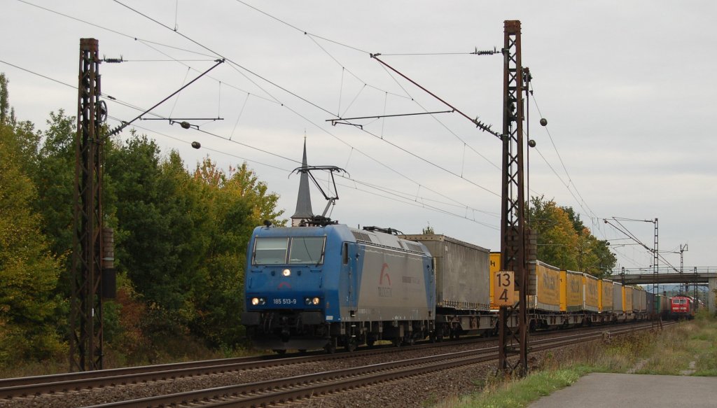 TX Logistik 185 513-9 zieht ihren Zug in Thngersheim Richtung Gemnden. 01.10.2012