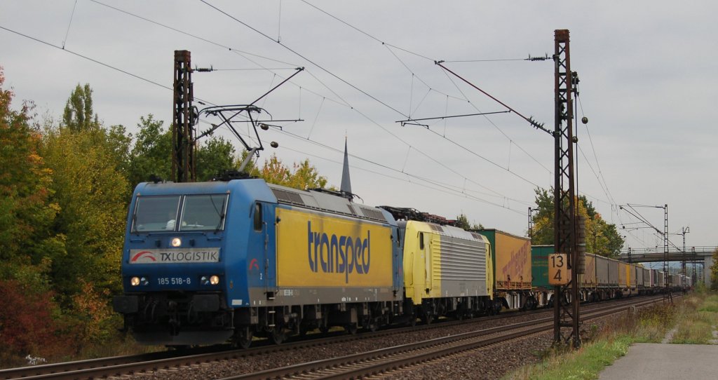 TX Logistik 185 518-8 zieht eine Lok der BR 189 samt ihrem Zug durch Thngersheim Richtung Gemnden. 01.10.2012